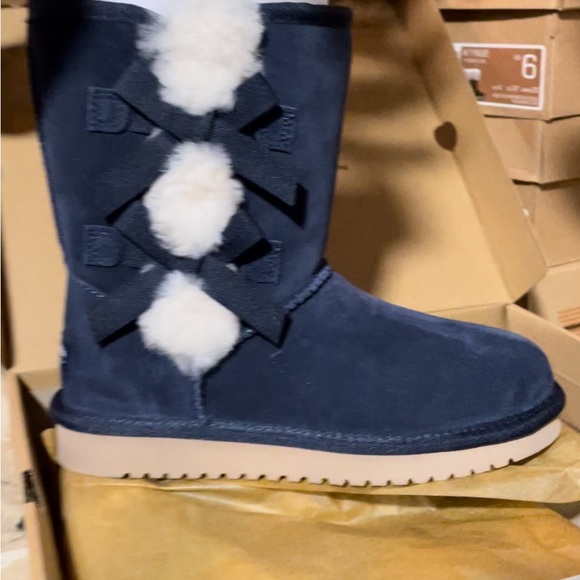 New in a box blue Uggs with bows - Picture 2 of 5